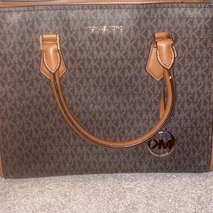 looks brand new bout it for my daughter but she ungrateful so I like to sell